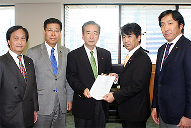 田村厚労相（右から２人目）に決意表明を手渡す鴨下会長
