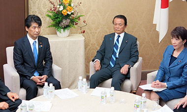 14年度予算案の折衝に臨む田村厚生労働相（左）と麻生財務相
