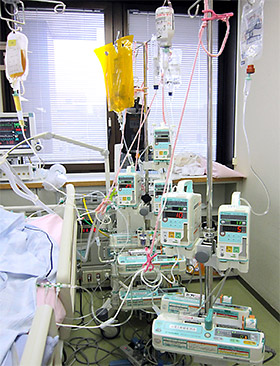 ICU入室患者の点滴風景