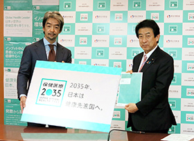提言書をまとめた渋谷座長（左）と塩崎大臣
