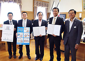 上田清司知事を中央に、埼玉県庁で行われた締結式