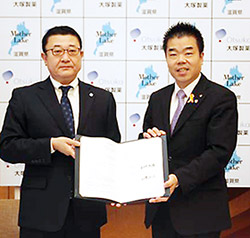 締結式での三日月大造滋賀県知事（右）と山崎正三大塚製薬執行役員