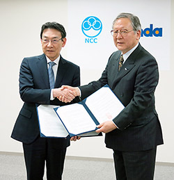 握手するNCC・堀田知光理事長（左）とPMDA・近藤達也理事長