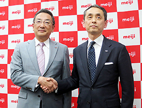 左からMeiji Seika ファルマの小林大吉郎社長とMeファルマの社長に就任した吉田優氏