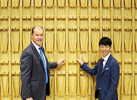 左から武田薬品のクリストフ・ウェバー社長、クリエイティブディレクターとして新本社のデザインを担当したクリエイティブスタジオ「SAMURAI」の佐藤可士和氏（壁面は漢字の「未来」をモチーフとしたデザイン）