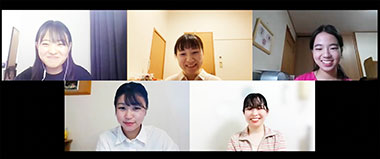栄養学生の長谷さん（上段左）、森山さん（下段左）、高木さん（上段右）に、加藤（下段右）、山沢（上段中央）がテレビ会議システムで話を聞きました