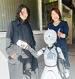 分身ロボットを前にオリィさん（左）と著者